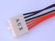 AUX Power Konektor je sestaven ze dvou +3,3 V vodičů, jednoho +5 V a třech COM