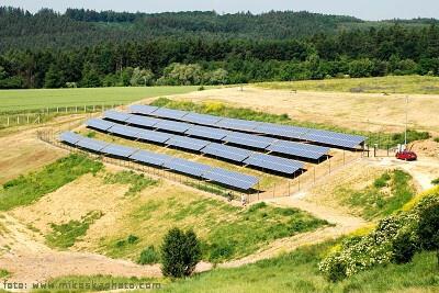 Solární - sluneční elektrárna Výhody: nenáročná obsluha. Nevýhody: kolísavost slunečního záření, vysoké počáteční náklady.