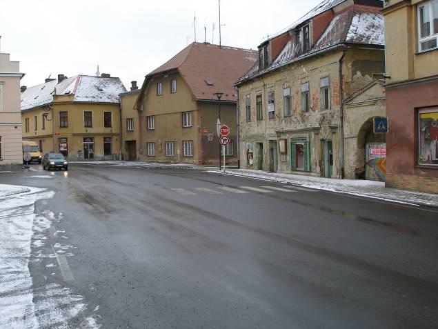 zálivové BUS zastávky ústí do místní komunikace, nenasvětlen