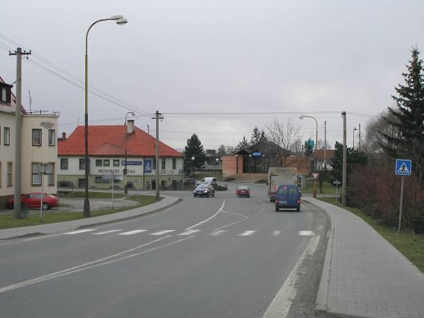 přes tři jízdní pruhy, nenasvětlen Opatření: stavební úpravy, nasvětlení