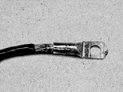 Pomocí pájecího kelímku ( obrázek B): Držte odizolovaný konec kabelu v pájecím kelímku tak dlouho, až se