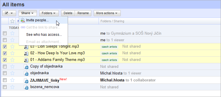 Obrázek 26: Sdílení více dokumentů 3.4.6 Jak nasdílet složku Úplně stejně! Vybrat složku, kliknout na ni pravým tlačítkem, nebo u ní zatrhnout zatržítko, vybrat Share a Invite people. 3.5 Export dokumentů Jde vlastně o opačný postup, než když jste při nahrávání konvertovali typy souboru do interního formátu Google.