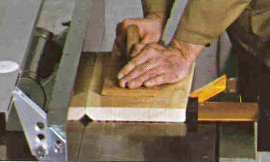 Tlak se vyvíjí hlavně proti zadnímu stolu (viz. obrázek). Rychlost posuvu materiálu je 6-12 m/min podle počtu nožů.