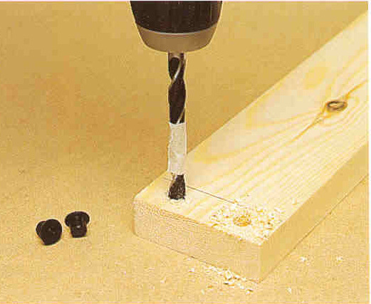 Zhotovení kolíkov kového spoje 1 Velikost kolíčku se volí podle jednoduchého pravidla- průměr kolíčku by neměl přesáhnout třetinu tloušťky spojovaného dřeva.