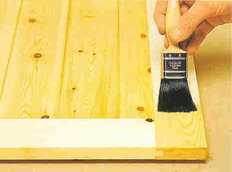 Dřevo můžeme natírat lazurovacími laky, které ho nejen chrání, ale i zvýrazňují kresbu dřeva.