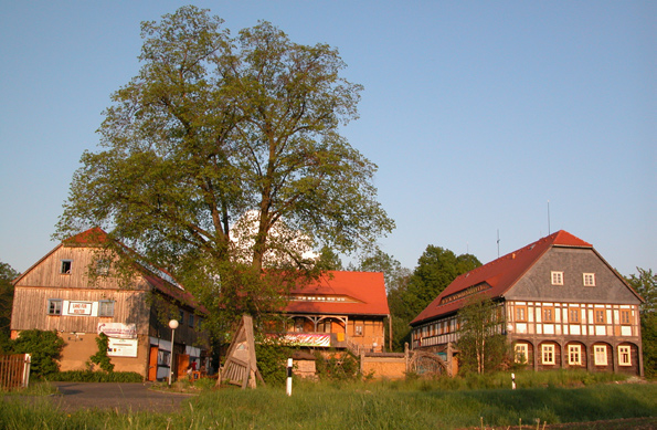 Organizátoři projektu Zodpovědnost za projekt nesou: Centrum setkávání v Trojúhelníku Großhennersdorf (D), Dům tří kultur Parada Niedamirów (PL) a občanské sdružení Rodowitz (CZ).