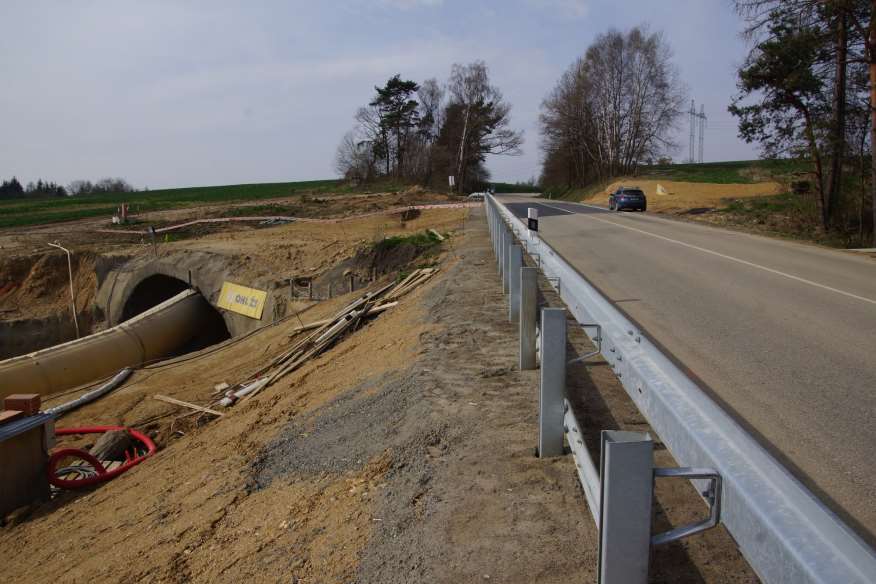 JIŽNÍ PORTÁL A KŘÍŽENÍ S KOMUNIKACÍ FÁZE