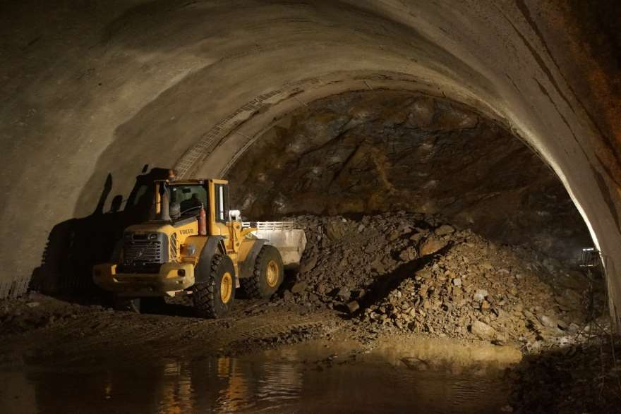 RAŽBA TUNELU A DEFINITIVNÍ OSTĚNÍ RAŽBA