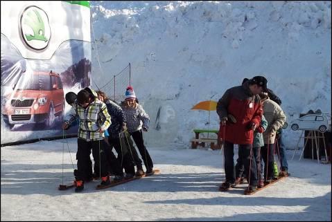SKUPINOVÉ LYŽE 3 x sada lyží kloboučky na vymezení trasy Skupinové lyže pro 5