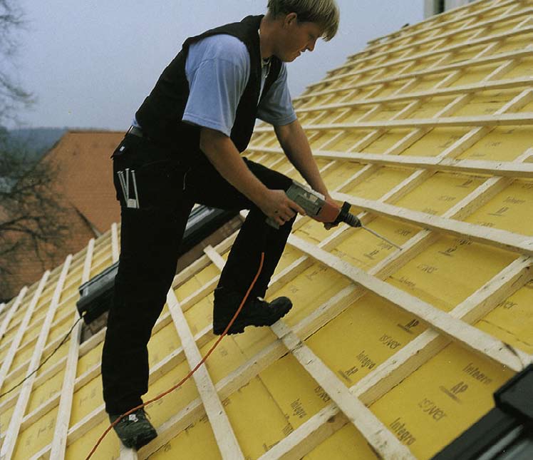 Krok správným směrem 7 Renovace střechy nezapomeňte na tepelnou izolaci V případě výměny staré krytiny za novou lze vždy provést zateplení nad krokvemi, případně i s kombinací stávajícího zateplení.