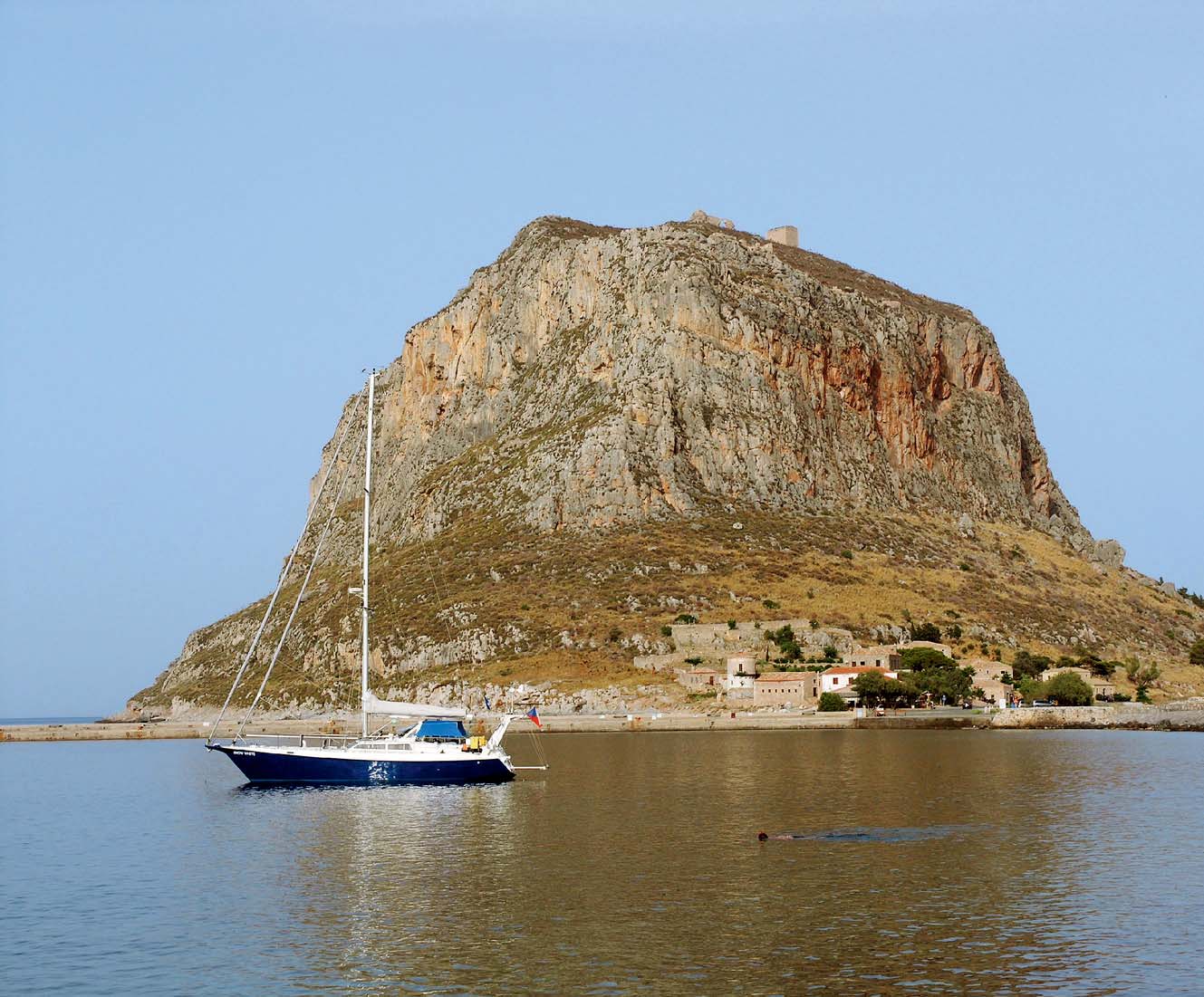 FREEDOM CHARTER PLAVBA Řecký Gibraltar aneb Cesta za svobodou Řecko-Malta-Tunisko-Sardinie-Baleáry Za uplynulé tři sezony ve Středomoří jsme navštívili všechny země a prozkoumali každý ostrov zde