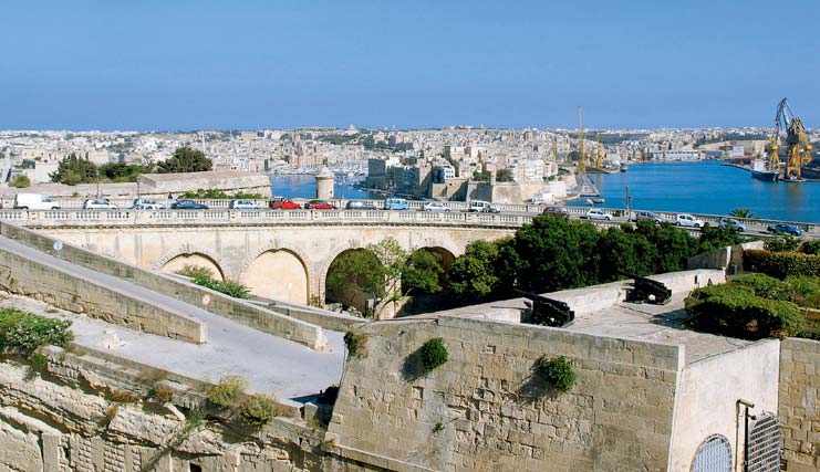 PLAVBA CHARTER Valletta ostrov. Je to jediné místo v Řecku, které jsme ještě neprozkoumali. Ráno sedáme na autobus a po 30 km vystupujeme na kopci, na kterém stojí ruiny Mikén.