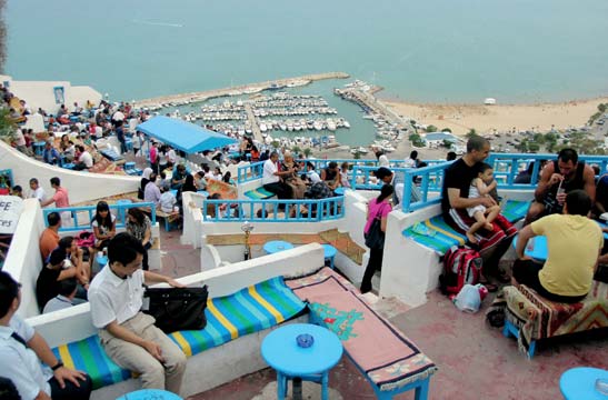 PLAVBA CHARTER Marina Sidi Bou Said Formentera nám ji připraví podle přání. Zvolili jsme recept podle pana domácího a neudělali jsme chybu. Za dvě velké ryby s oblohou jsme zaplatili 10 EUR.