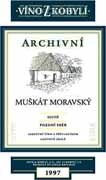 Evidenční číslo vína: 47 Muškát Moravský 1997 pozdní sběr Velkopavlovická Kobylí Čtvrtě za dvorcama sprašová hnědozem 23.9.1997 39 21,2 14-02 2 000 1,8 6,2 12,0 23,2 Víno zlatožluté barvy s muškátovou vůní, která přechází až do přezrálých pomerančů.