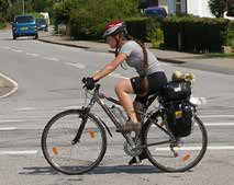 cyklostezky) způsob pohybu, účel cesty: lidé se na jízdním kole mohou pohybovat obdobně rychle jako chodci, ale také jako moped důvodem přitom může být dopravní