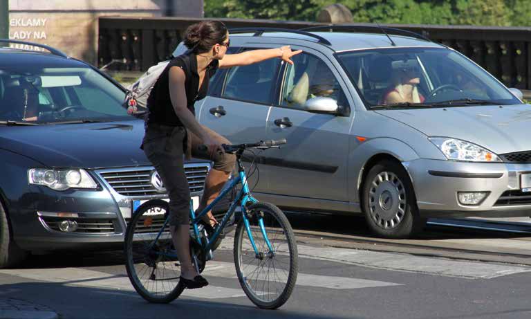 CYKLISTÉ A MOTORISTÉ VE SPOLEČNÉM PROVOZU průjezd křižovatkami nejčastější situace (bez zvláštních opatření pro cyklodopravu) jízdní kolo je vozidlo vozidlo je motorové vozidlo, nemotorové vozidlo