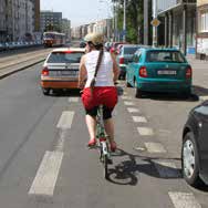 cyklopruhy Jak mohu odbočovat? cyklista: Pokud chcete odbočit vlevo, ale vyhrazený jízdní pruh je vyznačen pouze přímým směrem, můžete se přeřadit z cyklopruhu do levého jízdního pruhu.