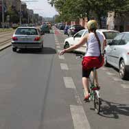 motorista: Pokud odbočujete vpravo, dáváte přednost v jízdě souběžně jedoucím cyklistům ve vyhrazeném pruhu. Zatímco vy zpomalujete, cyklisté se pohybují stále stejnou rychlostí.