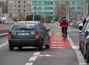 Pokud chce motorista právě zaparkovat či vyjet, buďte ohleduplní a umožněte mu to objetím, zpomalením či zastavením.