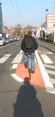 cyklista: Dále se pohybujete společně s motoristy bez zvláštních opatření anebo v navazujícím integračním opatření (cyklopiktokoridoru či bus+cyklopruhu) současná situace zde zatím jinou úpravu