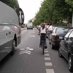 Piktogramy vám i ostatním pouze názorně podkreslují doporučený koridor vašeho pohybu, zabránit neopatrnosti motoristů či spolucestujících však nemohou.