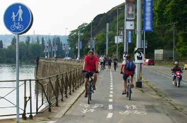 stezky stezka pro chodce a cyklisty se společným provozem - zpravidla obousměrný provoz cyklistů i chodců dva protisměrné proudy bezmotorové dopravy - často s vyznačenou přerušovanou čarou uprostřed