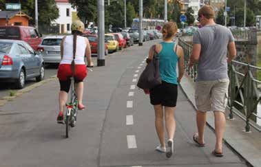 Nezapomínejte na to, že kolem vás mohou jezdit cyklisté, při kvalitním povrchu a dostatečné šířce též bruslaři.