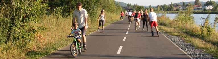 Jestliže vás jde více, ponechávejte vlevo vedle sebe dostatek volného místa pro průjezd cyklistů, případně bruslařů.