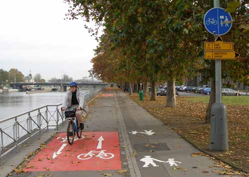 stezky stezka pro chodce a cyklisty s odděleným provozem - obousměrný i jednosměrný provoz cyklistů, od chodců oddělený hmatným pásem pro nevidomé - pruhy označeny příslušnými piktogramy chodců a