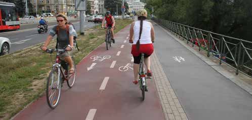 Pruh pro cyklisty není určen k chůzi, vstupujte do něj pouze v odůvodněných případech při obcházení a vcházení či vycházení ze stezky, přičemž nesmíte nikoho ohrozit.