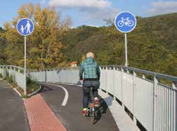 stezky stezka pro cyklisty (samostatná) - obousměrný i jednosměrný provoz cyklistů, bez chodců - méně časté, spíše ojedinělé řešení