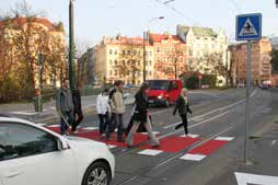 nezbytně nutné při obcházení či jiných odůvodněných případech. Nesmíte přitom cyklistu ohrozit.