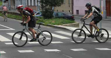 Při odbočování k přejezdu s funkční světelnou signalizací dáváte cyklistům na přejezdu přednost v jízdě. V ostatních případech nesmíte cyklisty ohrozit.