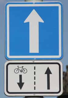 cyklista: Pokud projíždíte ve směru shodném s ostatními vozidly, pohybujte se společně s nimi v pravé části vozovky.