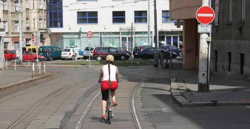 chodec: Před vstupem do vozovky se velmi pozorně rozhlédněte: nezaměřujte se pouze na velké tramvaje či autobusy, ale i na