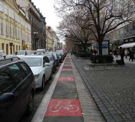 případně samostatný pás ve vozovce