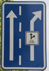 cyklista: Podle zvoleného směru si vyberte příslušný řadicí pruh dle dopravního značení: pokud je ve vašem směru umožněn