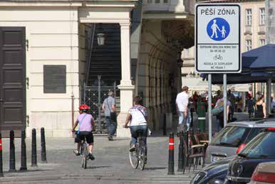 zklidněné zóny PĚŠÍ ZÓNY (IP 27a IP 27b) - s povoleným vjezdem cyklistů - bez úpravy k povolení vjezdu cyklistů Jak se mohu v pěší zóně pohybovat?