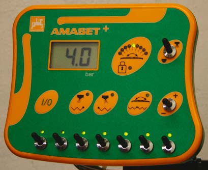 Ovládání ídicí terminál AMASET + AMASET + snadno a bezpeãnû ídicí terminál AMASET + je komfortním modulem urãen m pro aplikaci postfiiku ve shodû s poïadavky zemûdûlcû i s ekologick mi pfiedpisy.