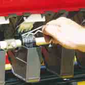 Automatické přepínání se spouští pomocí zpožďovače při vytažení stroje na konci pole. Pfienastavení tlaku botek Tlak botek se nastavuje centrálně na boku klikou.