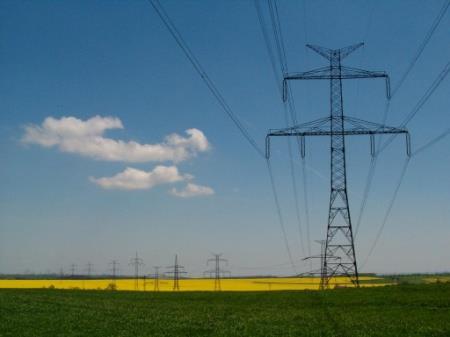 Funkce transformátoru je založena na elektromagnetické indukci. Na společném uzavřeném jádře jsou nasazeny dvě cívky. Primární cívka je připojena ke zdroji střídavého napětí.