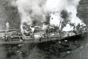 Zasažená loď Alsterufer po útoku Liberátoru 311. čs.