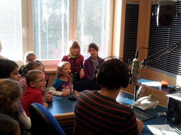 Do mikrofonu děti hlásily zprávy ze sportu, počasí, společenskou rubriku. Děti rádio velice nadchlo,někteří se rozhodly pro životní dráhu komentátorů.