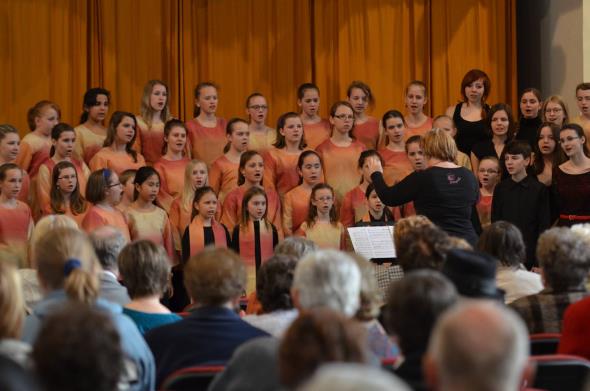 Koncert DPS Výšinka v Kladně V neděli 13. dubna, po absolvování soutěže Zahrada písní Praha, se sbor výšinka vydal reprezentovat naši školu do Kladna.