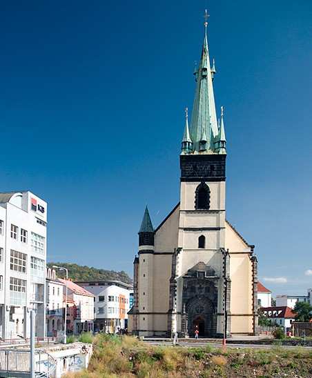 O kostele Nanebevzetí P. Marie V Ústí nad Labem stojí několik kostelů, tím nejznámějším je kostel se šikmou věží. Obyvatelé města mu tak říkají již několik desítek let.