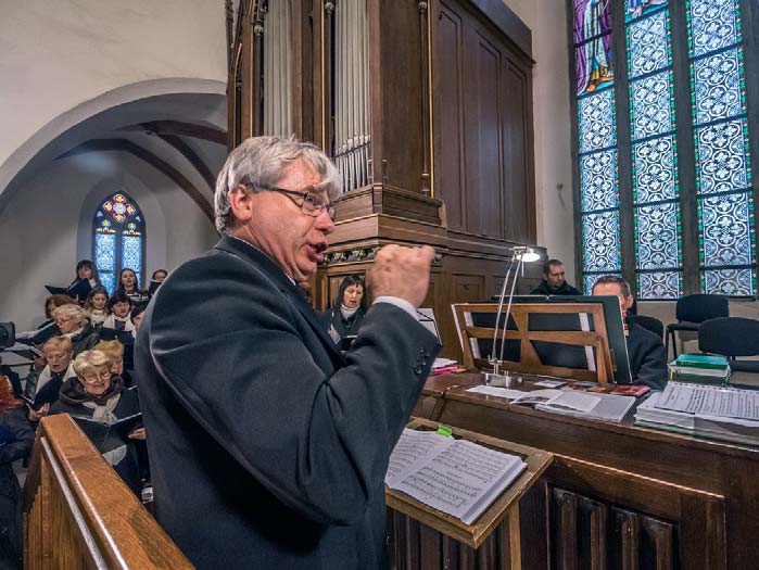 350 LET DIECÉZE Katedrála Svatého Ducha praskala ve švech, foto: Roman Albrecht, projekt Člověk a víra Zpěvy řídil katedrální regenschori Josef Zadina, foto: Libor Havlík, jr.