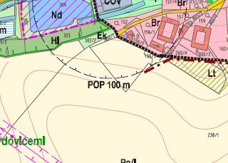 Severní hranicí přiléhá plocha zahrnující oba pozemky na zastavitelné pozemky v lokalitě Br 1, které jsou v současné době postupně využívány k budování nových RD a kapacita této plochy je téměř