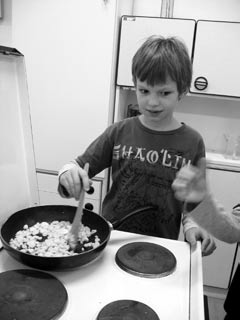 Italské kuchtění čtvrťáků ITÁLIE Aglio olio (špagety s česnekem a bazalkou) 1 balíček špaget, 100 ml olivového oleje, 30 stroužků česneku, 20 listů čerstvé bazalky (možno i 4 lžičky sušené), sůl Na