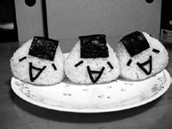 JAPONSKO V Japonsku se jí hlavně rýže, která se vaří v páře a používá se málo tuku. Proto je to i zdravé jídlo. Typické jídlo je Onigiri.