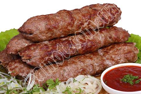 Tradiční kebab Hovězí. - 200 g, sádlo. - 50 g, cibule, rajčata - 1 ks, sůl a mletý pepř. - Podle chuti. Hovězí, slanina a cibule- 3x mlýt. Sůl, pepř dle chuti.